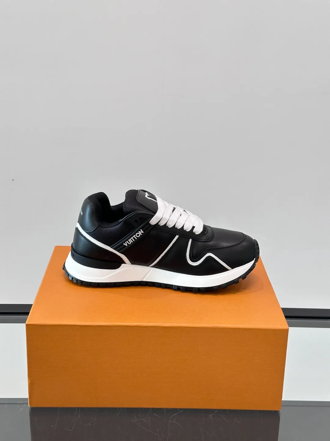 Men's Men's Shoes 💰p480 "＊OUIS ＊UITTO＊" sneakers debuted in the 2025 early autumn series, continuing the iconic design of Run Away sneakers in a large version. The smooth calfskin upper features contrasting LV lettering and Vuitton logos, while a lightweight rubber wedge outsole evokes running shoe construction. High level of comfort. Looks good, wears well and matches well. Worth buying🎶🎶🎶 size: 38-44 (45 customized)